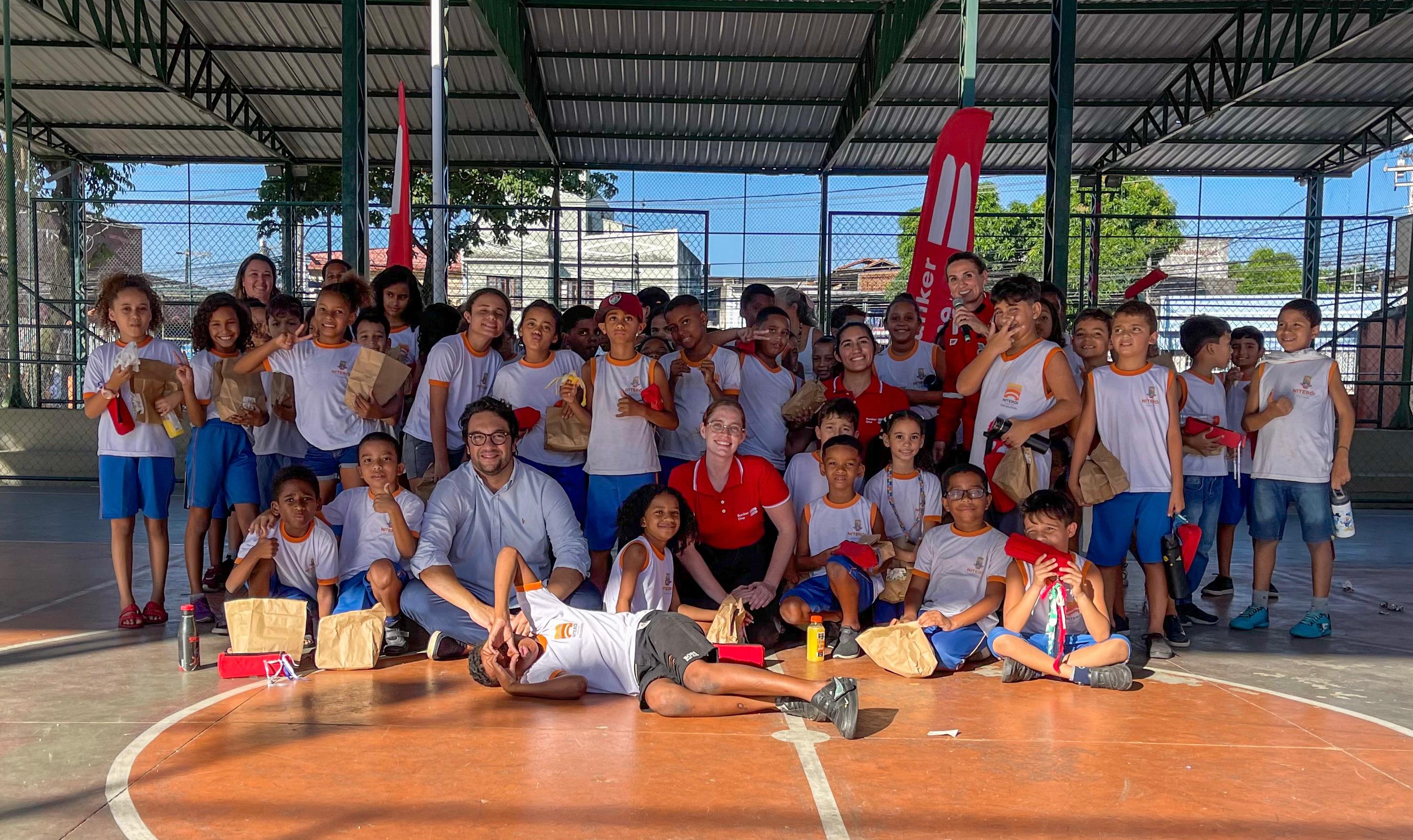 Bunker One transforma uniformes em estojos e entrega a alunos de Niterói